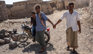 Deux hommes marchent dans la ville de Mawza. Décembre 2018. Yémen.
