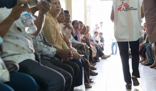 Des personnes attendent dans la clinique MSF de Phnom Penh spécialisée dans la prise en charge de l'hépatite C. 2017. Cambodge. 