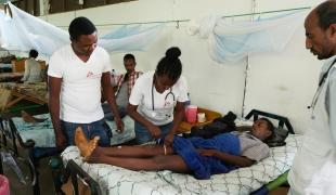 Les Dr. Nshimiyimana et Wossenu, accompagnés d'une travailleuse de santé lors de leur visite quotidienne des patients de la clinique d'Abdurafi. 2018. Éthiopie. 