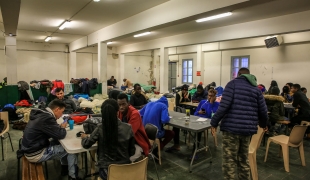 Chaque jour, 200 migrants et demandeurs d’asiles, dont des mineurs non accompagnés, sont accueillis dans le centre de transit de la ville de Bayonne. 2018.