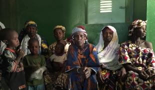 Des patients et des accompagnants dans une clinique installée par MSF à Diafarabé, une ville à l'ouest de Ténenkou. 2018. Mali. 