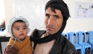 Abdul Jalil et son fils Ramin âgé de 9 mois, dans la clinique MSF d'Hérat. 2019. Afghanistan.  