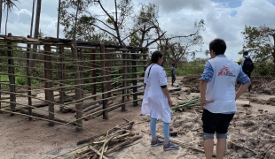 Alors que les eaux se retirent dans certaines zones autour de la ville de Beira, au Mozambique, la vie reprend lentement. Lors de cliniques mobiles en porte à porte, l'équipe de MSF a rencontré une famille qui construisait une nouvelle maison à partir de rien, leur ancienne maison ayant été complètement détruite. Des dizaines, voire des centaines de milliers de personnes dans les zones touchées par le cyclone et les inondations au Mozambique sont confrontées à cette situation.