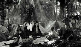 Dans le village de Biaro, les réfugiés rwandais hutus sont épuisés et tentent de se reposer. Ils ont fui les camps de Goma et de Bukavu dans l'est du Zaïre pour échapper aux attaques de l'Alliance des forces démocratiques pour la libération du Congo-Zaïre et de l'Armée patriotique rwandaise. Zaïre. 1997.