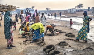Des femmes préparent le repas dans le camp de déplacés de Pulka. 2018. Nigeria