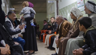 Un travailleur de santé MSF conduit une session d'information sur les maladies non transmissibles dans la salle d'attente du centre de santé d'Hawija. 2019. Irak.