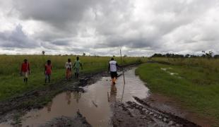 Dans le district de Nhampoca, les rivières sont sorties de leurs lits. Un mois après le passage du cyclone, les eaux n'avaient pas encore reflué. Mozambique. 2019.