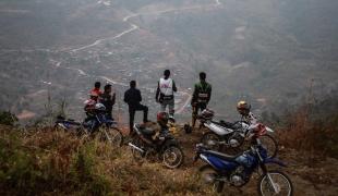 Des équipes MSF prennent une pause lors d'une clinique mobile, sur le chemin de Lahe. 2019. Myanmar. 