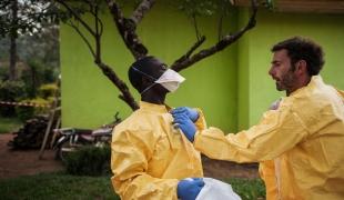 Un spécialiste MSF, explique comment revêtir un équipement personnel de protection de façon à être protégé du virus Ebola. 2018. République démocratique du Congo. 