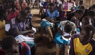 Des enfants dessinent pendant leur cours à l'école du site de protection des civils de Bentiu. 2018. Soudan du Sud. 