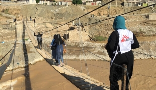Une équipe MSF traverse un pont pour se rendre dans le village situé de l'autre côté de la rivière Kashkan. 2019. Iran.