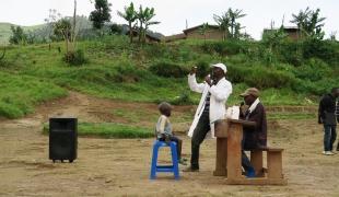 Des membres d'une troupe locale jouent une pièce de théâtre pour informer les populations sur la prévention et les soins relatifs aux maladies infectieuses. 2019. République démocratique du Congo. 