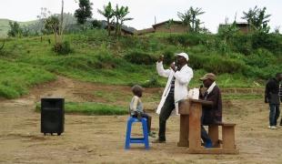 Des membres d'une troupe locale jouent une pièce de théâtre pour informer les populations sur la prévention et les soins relatifs aux maladies infectieuses. 2019. République démocratique du Congo. 