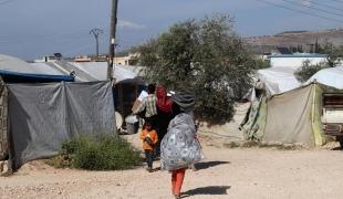 Distribution d'eau et de biens de première nécessité dans les camps du nord-ouest de la Syrie.