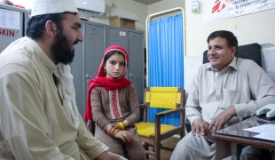 Un père et sa fille, tous deux atteints de leishmaniose cutanée, en consultation à l'hôpital Naseerullah Babar Khan de Peshawar. 2019. Pakistan.