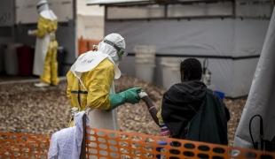 Un patient atteint d'Ebola pris en charge par MSF dans le Centre de Traitement d'Ebola de Butembo, en RDC. Novembre 2018