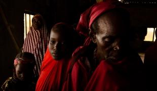 Une mère et sa fille dans le camp de personnes déplacées de la ville d'Anka. Nigeria. 2019. 