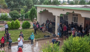 A Khale, des réfugiés arrivant du Nord-Est de la Syrie attendent d'être appelés pour prendre les bus qui les emmèneront dans le camp de Bardarash.