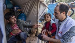 Christos Christou, le président international de MSF visite dans le camp se Moria sur l'île de Lesbos pour constater les conditions de vie des demandeurs d'asile bloqués sur ces îles grecques.