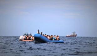 Le 8 septembre, les équipes de MSF et de SOS MEDITERRANEE ont sauvé 50 personnes d'un canot pneumatique en détresse au large des côtes de la Libye
