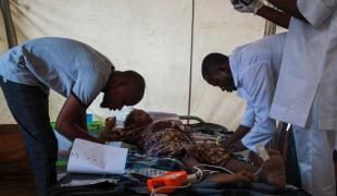 Une équipe médicale MSF effectue une transfusion sanguine sur un patient pris en charge pour paludisme dans la clinique MSF de Bama, au Nigeria, en décembre 2019.