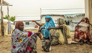 Des femmes attendent près du nouvel hôpital MSF, dans le camp de réfugiés d'Al Kashafa, dans l'État du Nil blanc, au Soudan.