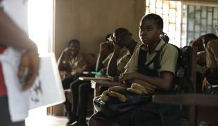 Blessing, une élève de 13 ans atteinte d'épilepsie, écoute, dans le cadre du programme MSF, des agents de santé communautaires sensibiliser sa classe sur sa maladie. Ces présentations visent à surmonter la stigmatisation sociale qui empêche certains enfants épileptiques d'aller à l'école.