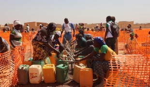 Distribution d'eau par les équipes MSF dans la ville de Titao. Février 2020. Burkina Faso.