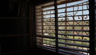 Dans de nombreux villages de Cisjordanie, les habitant placent des barres métalliques à leurs fenêtres pour se protéger contre les attaques des colons israéliens. C'est le cas dans la maison de Reema, qui a perdu son fils, tué d'une balle dans la tête en face d'une colonie que l'on peut apercevoir au loin par cette fenêtre. Reema a été prise charge par les équipes MSF en 2016 et 2017.