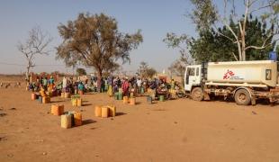 Une distribution d'eau à Djibo, dans le nord du Burkina Faso. 2020. 