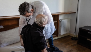 MSF fournit une assistance médicale dans les centres Covid+ en Île-de-France