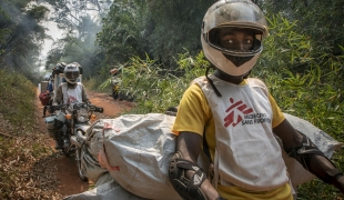 Des vaccins contre la rougeole sont acheminés à moto depuis Lisala jusqu'à Boso Manzi, dans la province de la Mongala, une région du nord de la RDC difficile d’accès et durement frappée par l’épidémie de rougeole. En février 2020, MSF y a déployé une équipe d’urgence pour mener une vaste intervention de vaccination et de prise en charge.