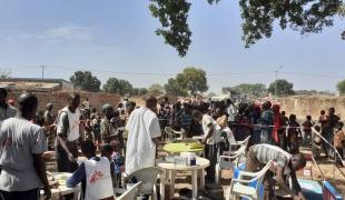 Une équipe MSF menant une vaccination contre la rougeole à Beboto, au Tchad, en février 2020.