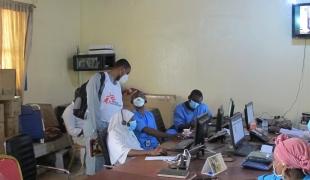 MSF soutient les équipes du ministère de la Santé Publique dans le centre d'appel du SAMU. Niamey. 2020. 