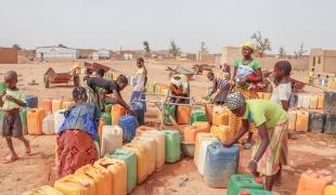 Distribution d'eau par les équipes MSF dans la ville de Kongoussi. Burkina Faso. 2020. 
