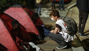 Un travailleur social MSF discute avec un mineur isolé étranger lors de l'installation du camp à Paris, près de la place de la République. 2020. 