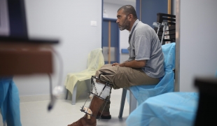 Un patient pris en charge dans la nouvelle unité chirurgicale de MSF à l'hôpital Nasser de Khan Younès, Gaza, août 2020.