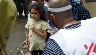 Une petite fille de 3 ans prise en charge par un point médical MSF, à Beyrouth, Liban, le 11 août 2020.