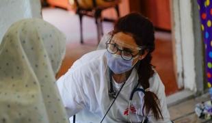 Un médecin de MSF en consultation avec Fatima, une patiente victime des explosions de Beyrouth.