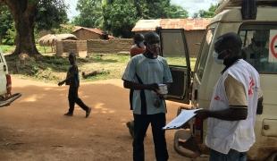 Une équipe MSF à Batangafo, en République centrafricaine, fait du porte-à-porte pour distribuer un traitement préventif contre le paludisme.