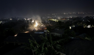 Vue nocturne de Bamenda, la capitale de la région du Nord-Ouest du Cameroun.