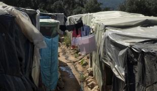 Dans le camp de Vathy, les personnes doivent faire la queue pendant des heures pour prendre une douche ou aller aux toilettes. Les conditions de vie du camp ont un lourd impact sur l'état de santé de ses habitants.