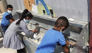 Mariam Qabas, responsable de la promotion de la santé MSF, mène une activité de prévention de la Covid-19 avec des enfants, dans une école de Al-Ramadin, un village palestinien situé au sud-ouest d'Hébron, en Cisjordanie.