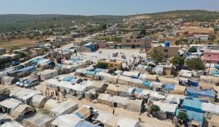  Vue aérienne d'un camp dans le gouvernorat d'Idlib, au nord-ouest de la Syrie, où les équipes MSF organisent une distribution de kits d'hygiène pour les familles déplacées à l'intérieur du pays.