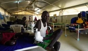 Un jeune homme de 29 ans qui a bénéficié d'un traitement chirurgical à la clinique MSF de Bentiu. Soudan du Sud. 2020. 