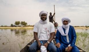 MeUne équipe mobile MSF se rend en pirogue à Arnassaye dans le cadre d'une campagne de vaccination contre la rougeole.