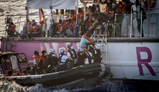 Transbordement des passagers du Louise Michel sur le Sea Watch 4