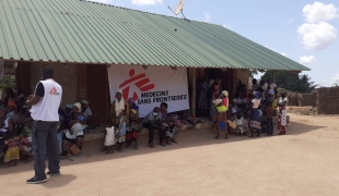 Alors que le conflit à Cabo Delgado s'intensifie, les équipes de MSF apportent des soins de santé aux personnes déplacées grâce à des cliniques mobiles. 