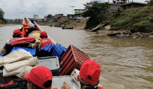 Une équipe mobile de MSF s'approche de la ville de Magui Payan à Nariño, en Colombie. La plupart des déplacements dans cette région de basse altitude se font par la rivière.