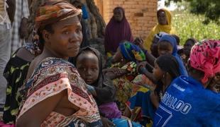 Une femme et son enfant, déplacés par le conflit dans le Centre du Mali.